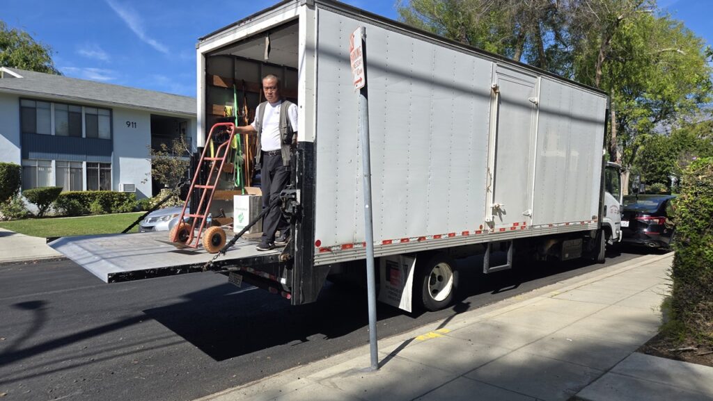 基于客户林先生约30-40 CBM（立方米）的货量，Ship2China提供了详细的洛杉矶海运回国价格预估： - 洛杉矶海运回国基本运费：$350–$500/CBM（含洛杉矶港至厦门港海运费、码头操作、吊柜、保险等），整柜折扣30-40%。 - 美国端服务费：上门打包搬运（$120/小时）、出口报关文件费（$200） - 中国端费用：中国厦门港清关、拆柜、还柜、港口托运、仓储、送货上门等（实报实销），Ship2China专业个人物品清关申报确保符合免税规定或仅缴交最低关税。 - 潜在查验费：美国海关抽查概率约1/10，X光查验约$100–$200/CBM，人工开柜则可能达$200–$400/CBM（Ship2China会协助准备合规文件以降低美国海关查验风险） 尽管存在港口海关查验可能性，但Ship2China的40尺整柜集装箱海运回国报价仍比市场普遍价格便宜5%-10%以上，整体性价比极高。