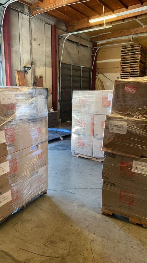 基于客户林先生约30-40 CBM（立方米）的货量，Ship2China提供了详细的洛杉矶海运回国价格预估： - 洛杉矶海运回国基本运费：$350–$500/CBM（含洛杉矶港至厦门港海运费、码头操作、吊柜、保险等），整柜折扣30-40%。 - 美国端服务费：上门打包搬运（$120/小时）、出口报关文件费（$200） - 中国端费用：中国厦门港清关、拆柜、还柜、港口托运、仓储、送货上门等（实报实销），Ship2China专业个人物品清关申报确保符合免税规定或仅缴交最低关税。 - 潜在查验费：美国海关抽查概率约1/10，X光查验约$100–$200/CBM，人工开柜则可能达$200–$400/CBM（Ship2China会协助准备合规文件以降低美国海关查验风险） 尽管存在港口海关查验可能性，但Ship2China的40尺整柜集装箱海运回国报价仍比市场普遍价格便宜5%-10%以上，整体性价比极高。