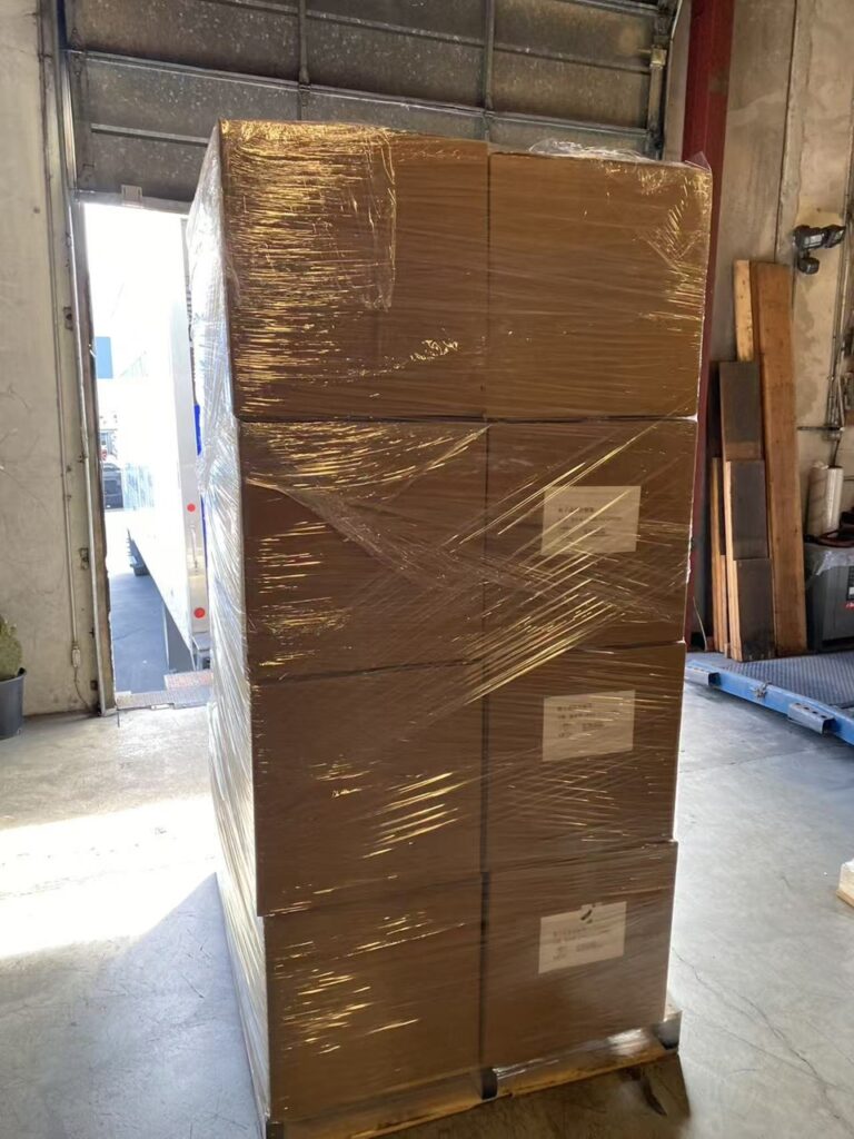 基于客户林先生约30-40 CBM（立方米）的货量，Ship2China提供了详细的洛杉矶海运回国价格预估： - 洛杉矶海运回国基本运费：$350–$500/CBM（含洛杉矶港至厦门港海运费、码头操作、吊柜、保险等），整柜折扣30-40%。 - 美国端服务费：上门打包搬运（$120/小时）、出口报关文件费（$200） - 中国端费用：中国厦门港清关、拆柜、还柜、港口托运、仓储、送货上门等（实报实销），Ship2China专业个人物品清关申报确保符合免税规定或仅缴交最低关税。 - 潜在查验费：美国海关抽查概率约1/10，X光查验约$100–$200/CBM，人工开柜则可能达$200–$400/CBM（Ship2China会协助准备合规文件以降低美国海关查验风险） 尽管存在港口海关查验可能性，但Ship2China的40尺整柜集装箱海运回国报价仍比市场普遍价格便宜5%-10%以上，整体性价比极高。