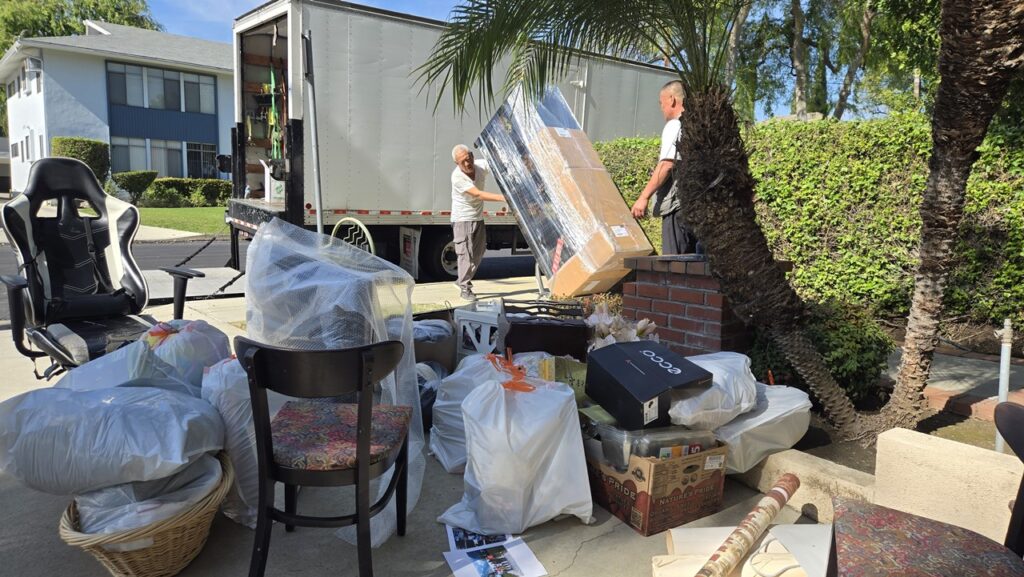 基于客户林先生约30-40 CBM（立方米）的货量，Ship2China提供了详细的洛杉矶海运回国价格预估： - 洛杉矶海运回国基本运费：$350–$500/CBM（含洛杉矶港至厦门港海运费、码头操作、吊柜、保险等），整柜折扣30-40%。 - 美国端服务费：上门打包搬运（$120/小时）、出口报关文件费（$200） - 中国端费用：中国厦门港清关、拆柜、还柜、港口托运、仓储、送货上门等（实报实销），Ship2China专业个人物品清关申报确保符合免税规定或仅缴交最低关税。 - 潜在查验费：美国海关抽查概率约1/10，X光查验约$100–$200/CBM，人工开柜则可能达$200–$400/CBM（Ship2China会协助准备合规文件以降低美国海关查验风险） 尽管存在港口海关查验可能性，但Ship2China的40尺整柜集装箱海运回国报价仍比市场普遍价格便宜5%-10%以上，整体性价比极高。