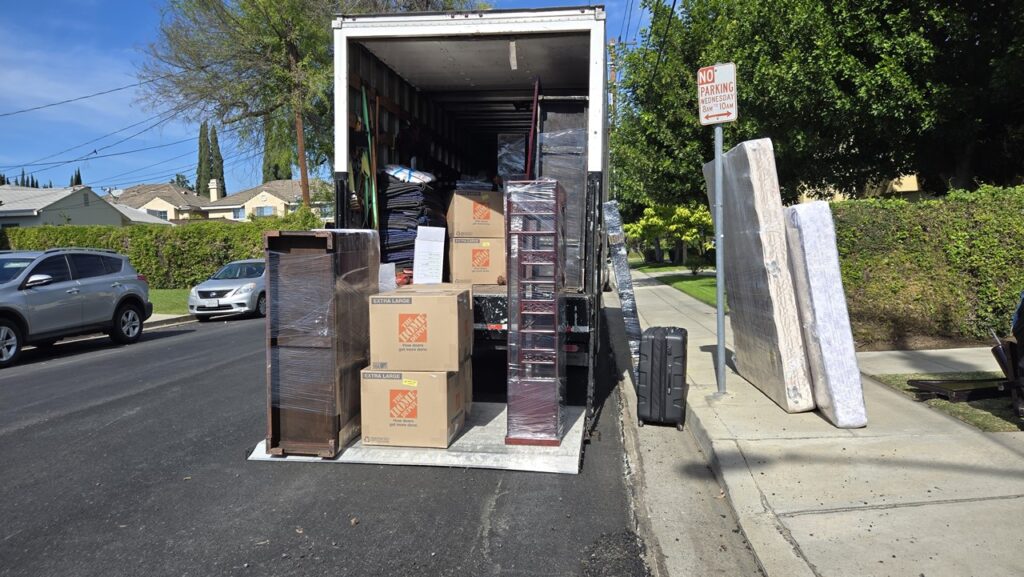 基于客户林先生约30-40 CBM（立方米）的货量，Ship2China提供了详细的洛杉矶海运回国价格预估： - 洛杉矶海运回国基本运费：$350–$500/CBM（含洛杉矶港至厦门港海运费、码头操作、吊柜、保险等），整柜折扣30-40%。 - 美国端服务费：上门打包搬运（$120/小时）、出口报关文件费（$200） - 中国端费用：中国厦门港清关、拆柜、还柜、港口托运、仓储、送货上门等（实报实销），Ship2China专业个人物品清关申报确保符合免税规定或仅缴交最低关税。 - 潜在查验费：美国海关抽查概率约1/10，X光查验约$100–$200/CBM，人工开柜则可能达$200–$400/CBM（Ship2China会协助准备合规文件以降低美国海关查验风险） 尽管存在港口海关查验可能性，但Ship2China的40尺整柜集装箱海运回国报价仍比市场普遍价格便宜5%-10%以上，整体性价比极高。