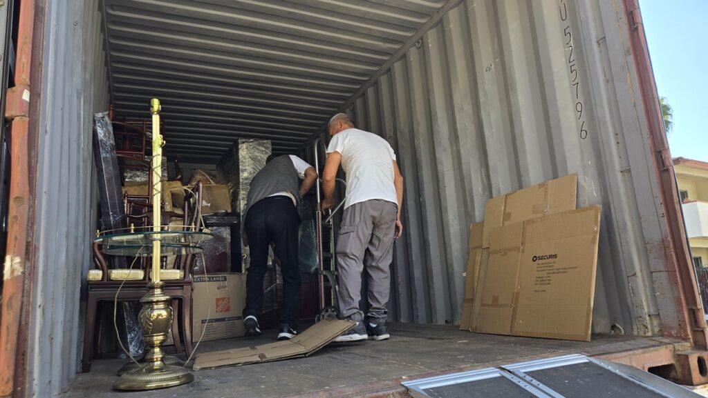 基于客户林先生约30-40 CBM（立方米）的货量，Ship2China提供了详细的洛杉矶海运回国价格预估： - 洛杉矶海运回国基本运费：$350–$500/CBM（含洛杉矶港至厦门港海运费、码头操作、吊柜、保险等），整柜折扣30-40%。 - 美国端服务费：上门打包搬运（$120/小时）、出口报关文件费（$200） - 中国端费用：中国厦门港清关、拆柜、还柜、港口托运、仓储、送货上门等（实报实销），Ship2China专业个人物品清关申报确保符合免税规定或仅缴交最低关税。 - 潜在查验费：美国海关抽查概率约1/10，X光查验约$100–$200/CBM，人工开柜则可能达$200–$400/CBM（Ship2China会协助准备合规文件以降低美国海关查验风险） 尽管存在港口海关查验可能性，但Ship2China的40尺整柜集装箱海运回国报价仍比市场普遍价格便宜5%-10%以上，整体性价比极高。