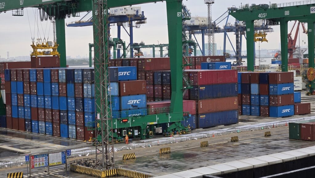 Ship2China成立10余年，位于美国是一家华人经营国际搬家公司，是FIDI-FAIM及IAM国际搬家协会成员之一，更是极少数FIDI-FAIM及IAM协会推荐的优良厂商之一，Google商家网路真实评价超过1500多条，超过99%客户给出五星好评，是一家靠谱的国际搬家公司。