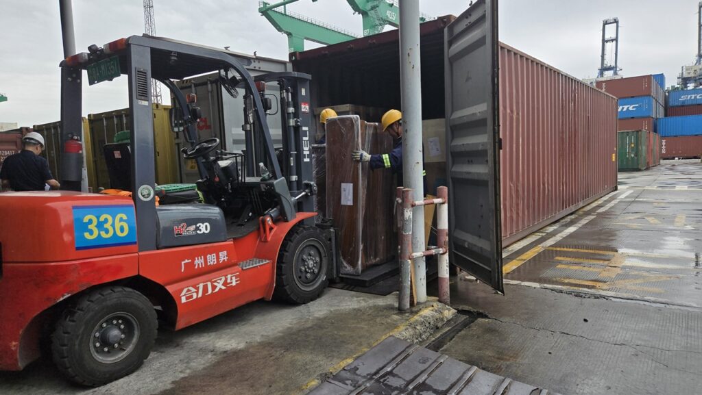 Ship2China私人物品广州深圳港清关仓保税储服务，中国的私人行李私人物品家具需要的清关文件如下：（1）旅客本人有效进出境证件，（2）本人实际进出境记录，（3）中华人民共和国海关进出境人员行李物品申报单，应由本人签名确认，并在通关时交由现场海关盖章及签注已使用的免税额度，（4）旅客居留证件，（5）提运单：承运分运行李的物流公司提供的各类提货凭证，如分运行李通过国际邮件方式运输，需提供邮件详情单号等必要信息及凭证。（6）装箱单Packing List：根据分运行李实际情况提供的包含物品品名、件数、品牌、价格等信息的清单说明，（7）委托书，（8）中国海关进出境自用物品申报单，（9）分运行李含有涉及其他相关部门许可证件的物品的，需要提供相应证件。