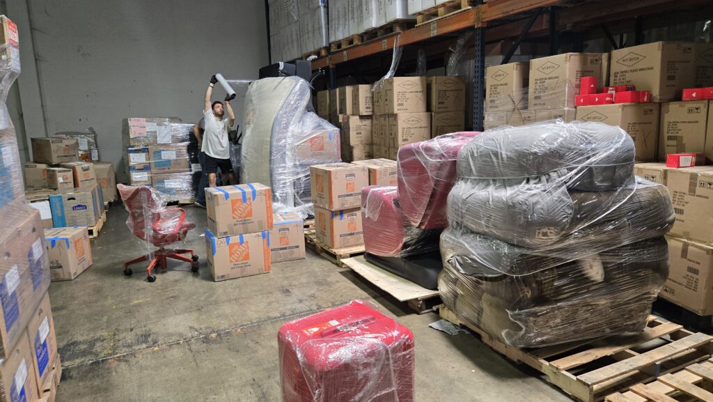 Ship2China在美国及中国均有注册合法运输公司及报关行，美国搬家公司注册在加州洛杉矶(USDOT #3348878, MC No.:MC1070277)，Ship2China在中国报关行注册营业执照代码:91350200MADMJBPG4T，华人经营中英文沟通，专营北美地区(加拿大及美国)海运搬家运送个人行李到中国业务，拥有极其完善的国际海运订舱与供应链合规体系，美国海运回国门到门服务以体积计算价格，不限重量、不限大小、不限包装方式，东西越多、重量越重、平均价格越便宜，专长于大件全屋家具20/40尺集装箱整柜（FCL）海运搬家回国服务，Ship2China是众多华人客户推荐的国际搬家与美国海运公司, 服务北美地区包含(洛杉矶、旧金山奥克兰、西雅图、芝加哥、波士顿，纽约、休斯顿、加拿大温哥华、多伦多等美国各大城市)海运回国搬家服务，使用全套美国标准的重型包装材料对客户的家具、钢琴、艺术品进行专业打包，在中国则由全资子公司报关行负责清关、熟悉中国海关对于进境分离运输私人行李的清关及免税规定及商检查验，最后送货上门到府就定位，签订国际搬家合同符合美国及中国两国法律规范，全程投保高额货物保险并由自有公司承担全程运送，避免转包分包权责不清，海运回国价格合理不会中途加价，美国海运回国时间约6-10周，海运时间比竞争对手短1-2個月，更多国际搬家资讯请参阅网站：https://www.ship2china.us/
