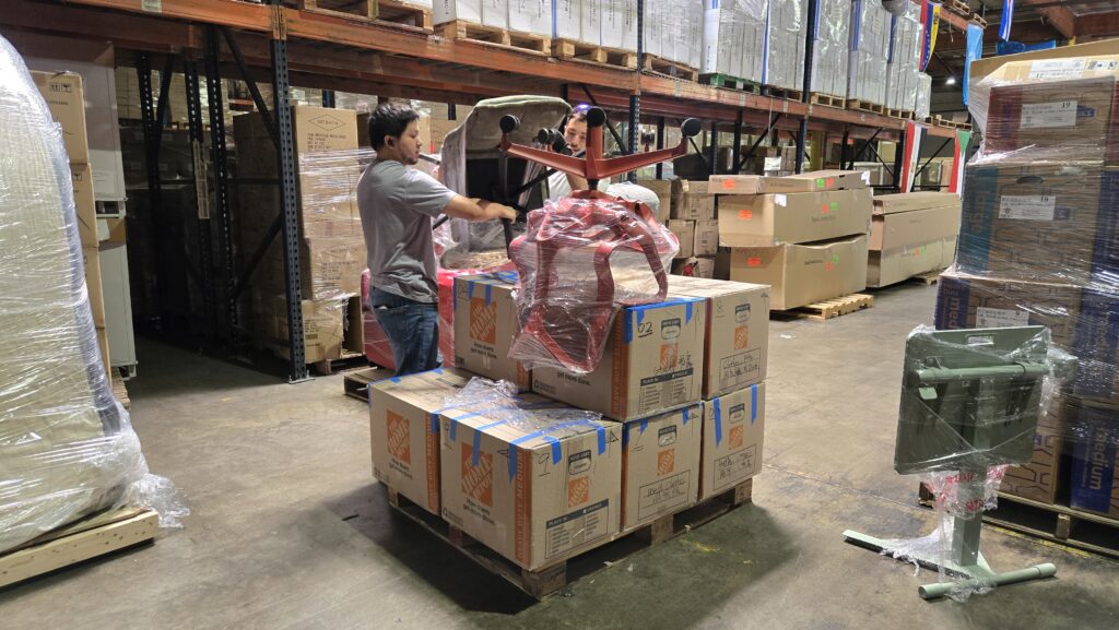 Ship2China在美国及中国均有注册合法运输公司及报关行，美国搬家公司注册在加州洛杉矶(USDOT #3348878, MC No.:MC1070277)，Ship2China在中国报关行注册营业执照代码:91350200MADMJBPG4T，华人经营中英文沟通，专营北美地区(加拿大及美国)海运搬家运送个人行李到中国业务，拥有极其完善的国际海运订舱与供应链合规体系，美国海运回国门到门服务以体积计算价格，不限重量、不限大小、不限包装方式，东西越多、重量越重、平均价格越便宜，专长于大件全屋家具20/40尺集装箱整柜（FCL）海运搬家回国服务，Ship2China是众多华人客户推荐的国际搬家与美国海运公司, 使用全套美国标准的重型包装材料对客户的家具、钢琴、艺术品进行专业打包，在中国则由全资子公司报关行负责清关、熟悉中国海关对于进境分离运输私人行李的清关及免税规定及商检查验，最后送货上门到府就定位，签订国际搬家合同符合美国及中国两国法律规范，全程投保高额货物保险并由自有公司承担全程运送，避免转包分包权责不清，海运回国价格合理不会中途加价，美国海运回国时间约6-10周，海运时间比竞争对手短1-2個月，更多国际搬家资讯请参阅网站：https://www.ship2china.us/
