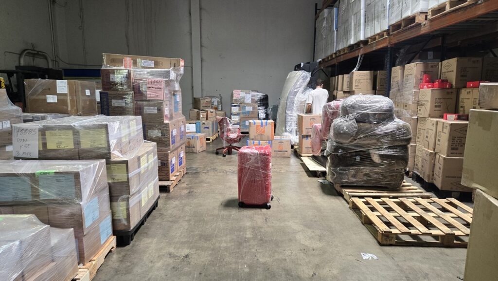 私人行李物品进口运回国清关注意事项,从美国或加拿大海运私人物品到中国的清关程序极其复杂,一般国内的报关行只能处理一搬货物,无法处理进境私人物品,Ship2China在中国拥有专业清关执照(营业执照代码:91350200MADMJBPG4T),拥有极其完善的国际海运订舱与供应链合规体系,Ship2China曾协助许多从美国搬家到中国的客户准备中国长居签证清关,由于客户持有美国护照,必须符合:中国一年以上签证、最后一次进境到报关不超过半年、签证居留地当地海关签发的申请表、物品不超过合理自用数量等规定。 选择Ship2China国际海运搬家公司理由总结,比起竞争对手,Ship2China海运公司的核心优势在于:
1. 合法合规,美国中国两国直营:中美两地均有自有公司,避免转包分包代理厂商权责不清沟通困难求偿不易出事不管,Ship2China全程由自有公司承担运送,合法合规权责清楚货物损失赔偿容易。
2. 报关清关实力雄厚:熟悉美国及中国海关对进境分离运输私人行李的清关及免税规定,中国执照报关行直接处理,清关顺畅且合法合规避免高额关税。
3. 专业包装,全额保险:针对钢琴、艺术品、全屋家具提供美国标准重型包装,全程投保高额货物保险。
4. 价格透明,绝不加*:以立方米CBM计费,清楚易懂童叟无欺,签订符合美国及中国法律规范的国际搬家合同,价格合理且不会中途加价。
5. 美国中国直达快船时效领先:海运回国时间比同业短1-2个月,让客户更快拿到家当。