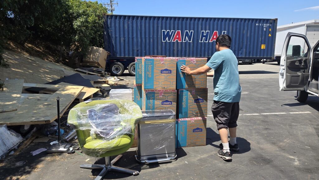 海运搬家回国价格明细表,在美国海运到中国价格计算上,Ship2China采用透明且对客户有利且简单的体积计费模式,海运回国价格计算方式不限大小、重量、形状,也不限包装材质及件数,海运集装箱价格与单箱运费脱钩,完全以1 CBM(一立方公尺)体积计费公式,其他厂商比较常用重量方式,对于消费者来说,重量计费方式常常造成客户抱怨主因,原因就是因为重量计费常常出现天价海运费用,以体积计费方式清楚易懂,1 CBM立方米的堆叠空间为:长100 × 宽100 × 高100 cm,例如在美国家居卖场Home Depot或Lowes买的27x15x16吋大箱子,约7箱就是1 CBM,如果8箱算多少钱呢?Ship2China不会对客户斤斤计较,还是可以算1 CBM计算海运价格;1 CBM如果用小箱子可以装10几箱,客户可以用任何尺寸大小的新的或旧的纸箱或塑胶箱都可以,东西越多、重量越重,海运平均价格就越便宜,以西雅图海运回国价格约介于美金$400-500元左右,其他还有报关清关及上门取货送货费用。